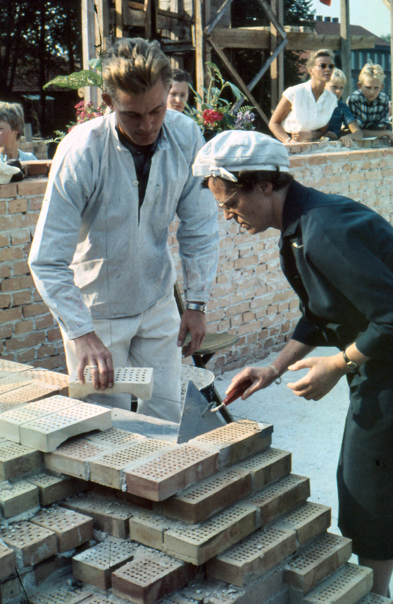 Kirkeminister Bodil Koch sætter mursten